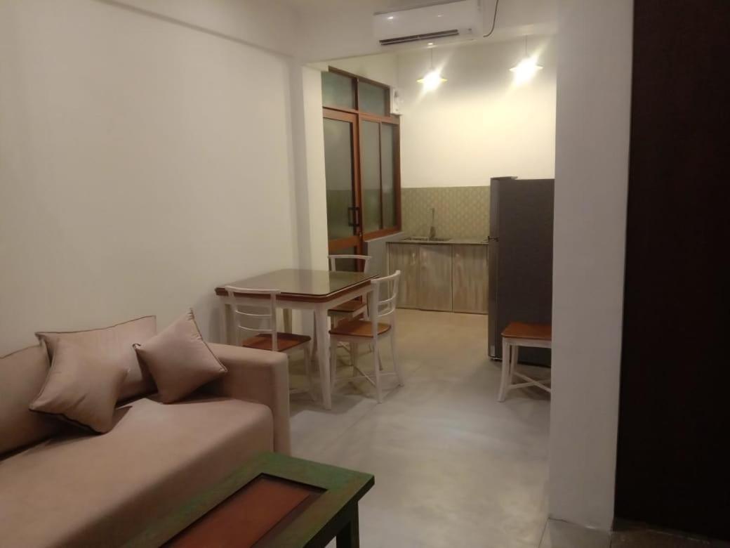 Coza Ceylon Hotel Dehiwala-Mount Lavinia Buitenkant foto
