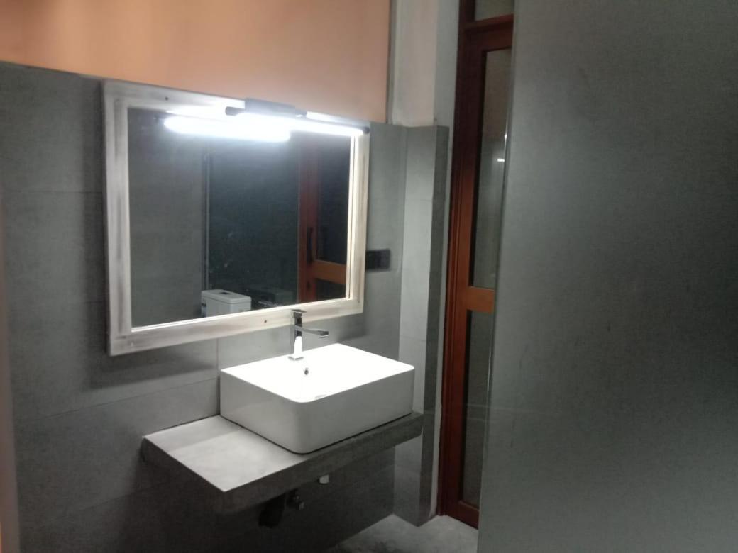 Coza Ceylon Hotel Dehiwala-Mount Lavinia Buitenkant foto