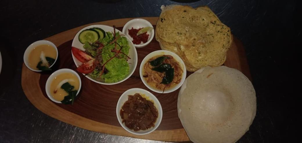 Coza Ceylon Hotel Dehiwala-Mount Lavinia Buitenkant foto