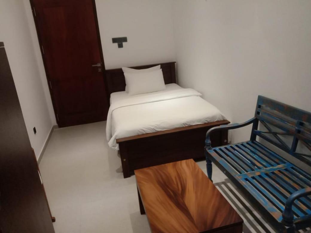 Coza Ceylon Hotel Dehiwala-Mount Lavinia Buitenkant foto