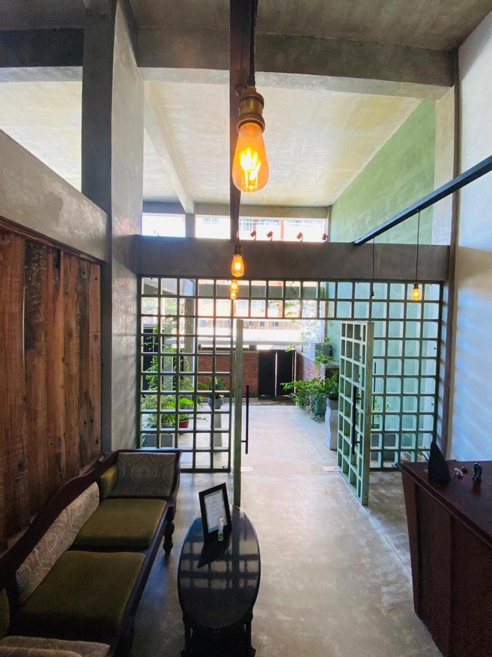 Coza Ceylon Hotel Dehiwala-Mount Lavinia Buitenkant foto