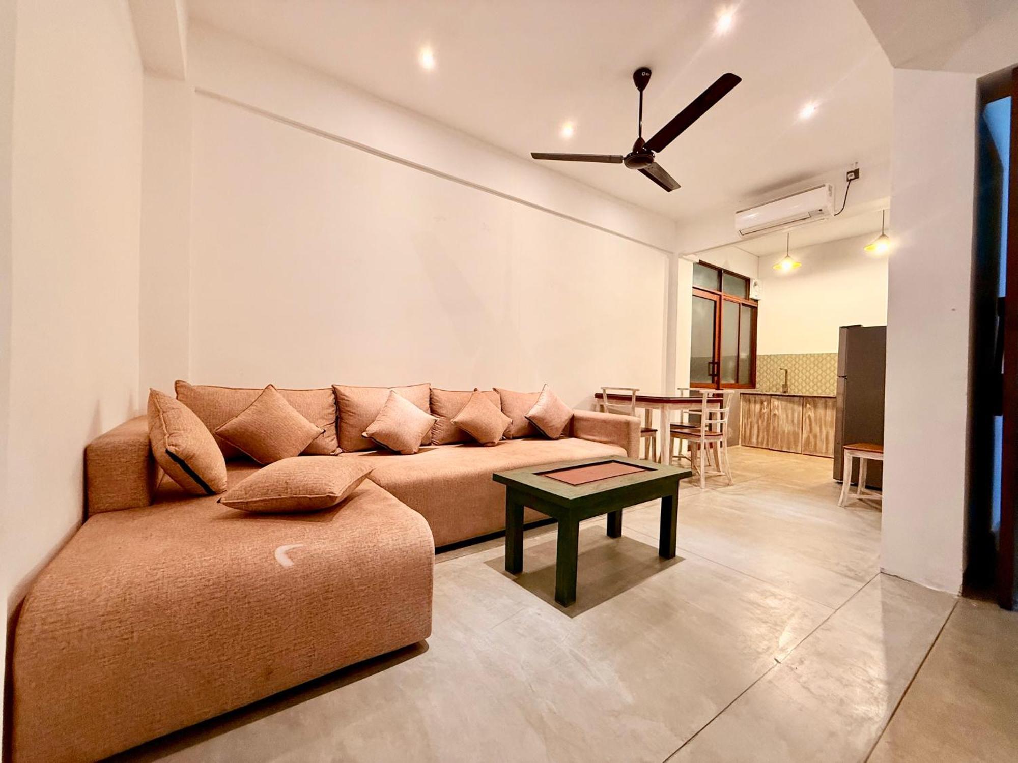 Coza Ceylon Hotel Dehiwala-Mount Lavinia Buitenkant foto