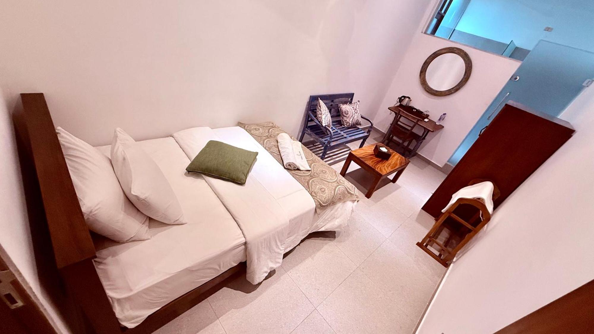 Coza Ceylon Hotel Dehiwala-Mount Lavinia Buitenkant foto