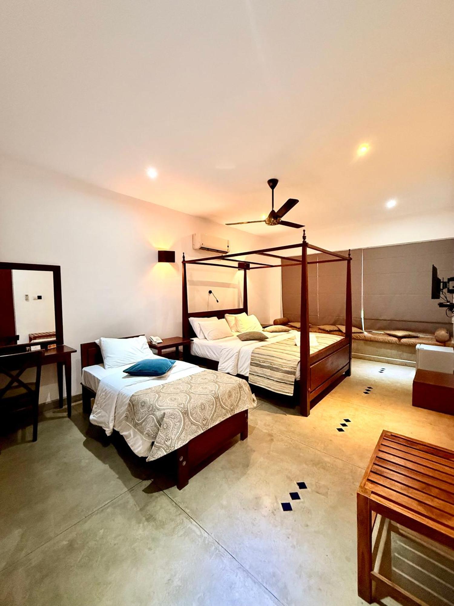 Coza Ceylon Hotel Dehiwala-Mount Lavinia Buitenkant foto