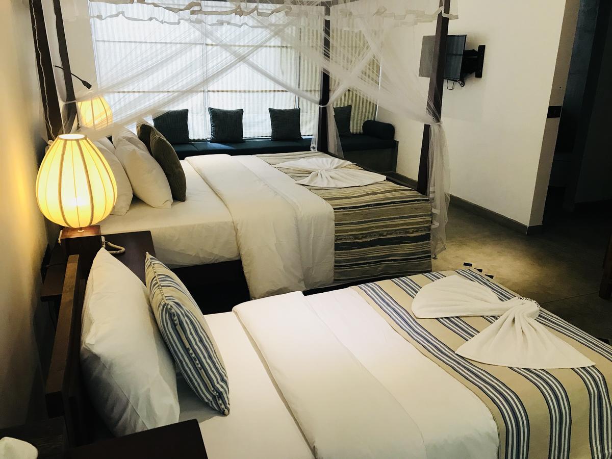 Coza Ceylon Hotel Dehiwala-Mount Lavinia Buitenkant foto