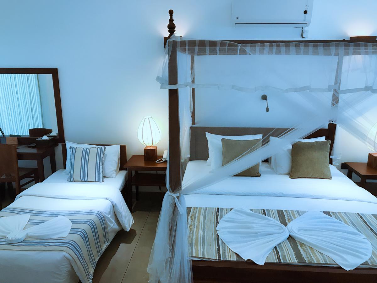 Coza Ceylon Hotel Dehiwala-Mount Lavinia Buitenkant foto