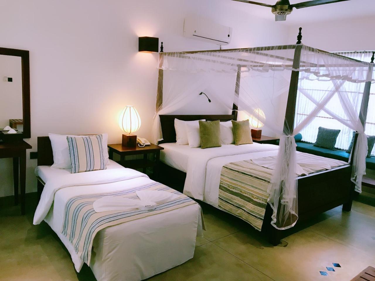 Coza Ceylon Hotel Dehiwala-Mount Lavinia Buitenkant foto