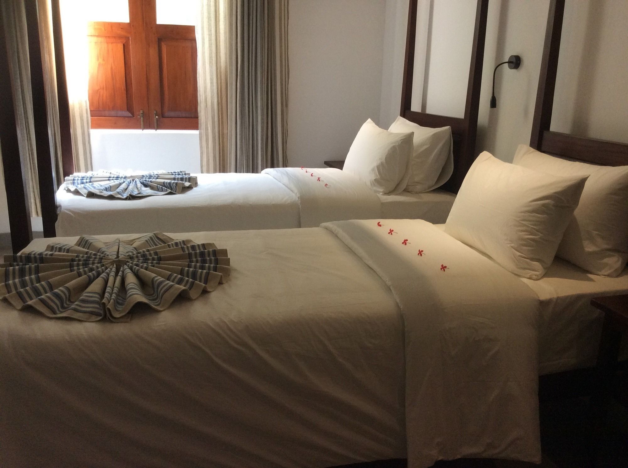 Coza Ceylon Hotel Dehiwala-Mount Lavinia Buitenkant foto